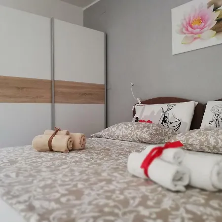 Apartament Rotiroti *